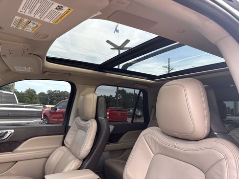 Used 2022 Lincoln Navigator Reserve AWD/4WD image 15