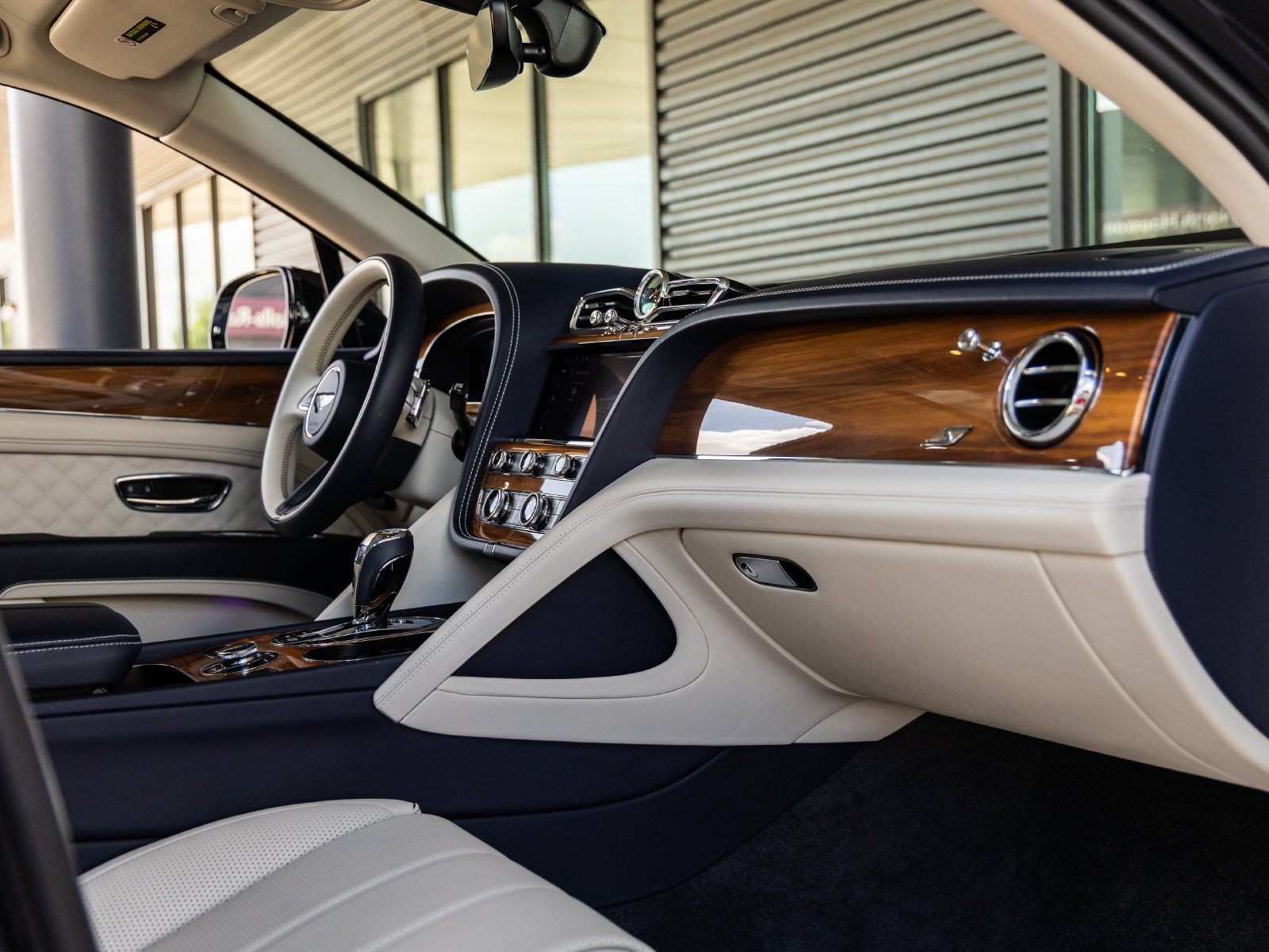 Used 2023 Bentley Bentayga AWD/4WD image 51