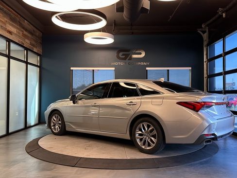 Used 2019 Toyota Avalon XLE w/ Moonroof Package image 5