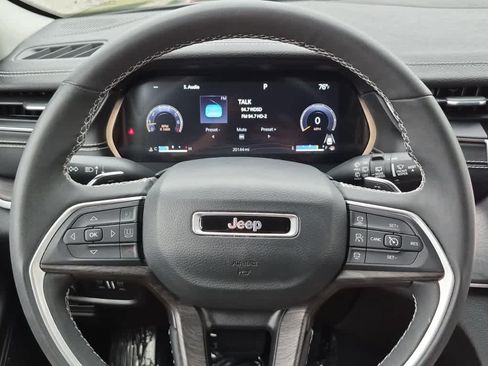 Used 2023 Jeep Grand Cherokee Limited AWD/4WD image 16