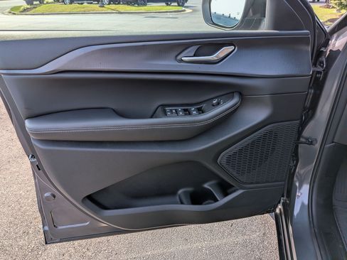 Used 2025 Jeep Grand Cherokee Laredo RWD image 10