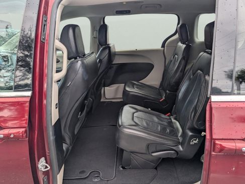 Used 2017 Chrysler Pacifica Touring-L image 32