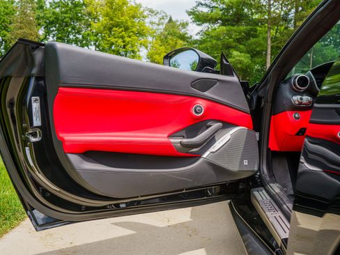 Used 2019 Ferrari Portofino RWD image 58