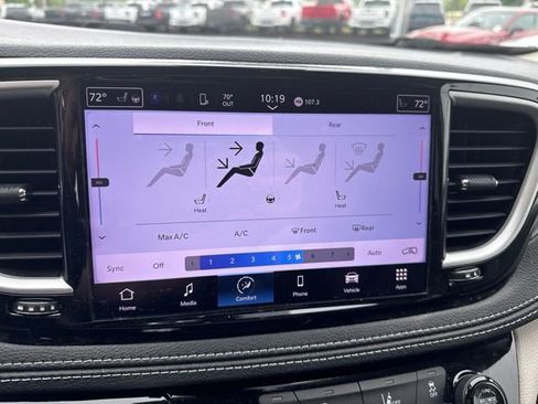 Used 2023 Chrysler Pacifica Touring-L FWD image 15