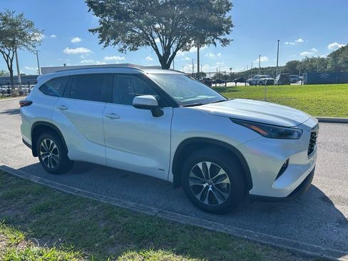 Certified 2025 Toyota Highlander XLE AWD/4WD image 8