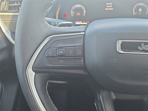 Used 2025 Jeep Grand Cherokee Laredo w/ Luxury Tech Group I image 17