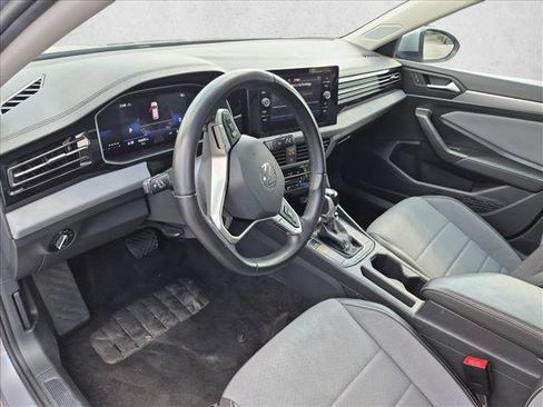 Used 2025 Volkswagen Jetta SE FWD image 10