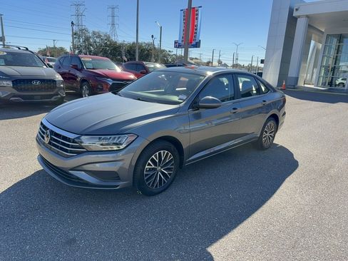 Used 2021 Volkswagen Jetta SE image 2