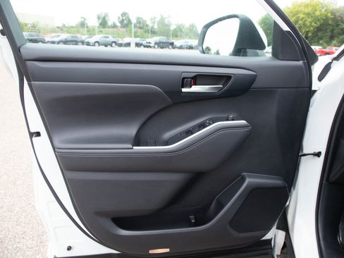 Used 2020 Toyota Highlander XLE AWD/4WD image 22