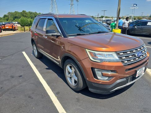 Used 2017 Ford Explorer XLT AWD/4WD image 2