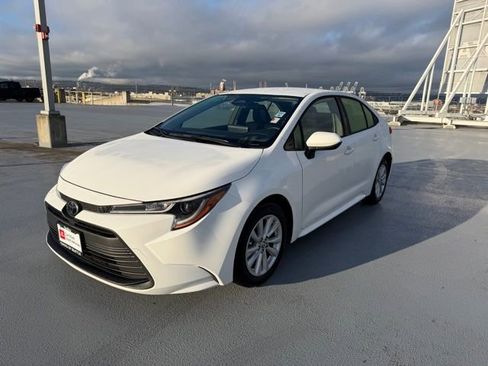 Used 2025 Toyota Corolla LE w/ LE Premium Package image 3
