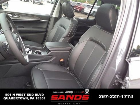 New 2023 Jeep Grand Cherokee 4WD 4xe w/ Luxury Tech Group II image 12