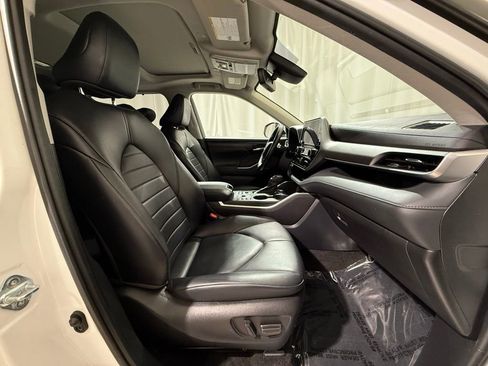 Used 2023 Toyota Highlander XLE AWD/4WD image 24