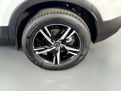 Used 2025 Volvo XC40 B5 Core image 37