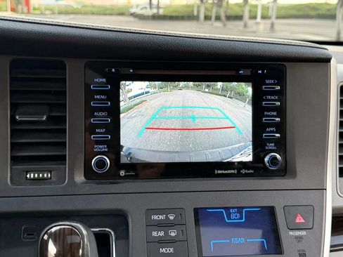 Used 2020 Toyota Sienna XLE w/ XLE Navigation Package FWD image 21