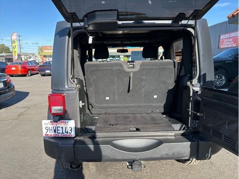 Used 2018 Jeep Wrangler Sport AWD/4WD image 13