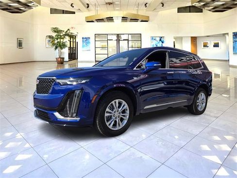 Used 2025 Cadillac XT6 Luxury image 3