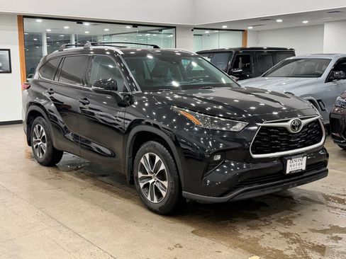Used 2022 Toyota Highlander XLE image 2