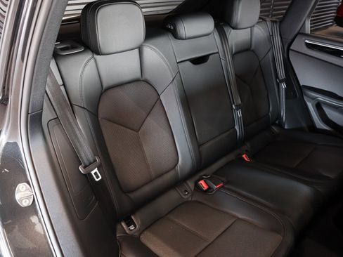 Certified 2025 Porsche Macan image 6