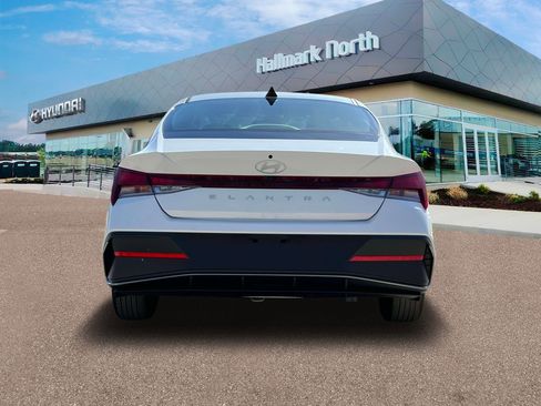 Used 2025 Hyundai Elantra SE w/ Cargo Package image 6