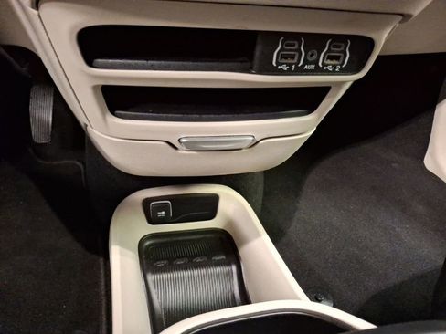 Used 2024 Chrysler Pacifica Touring-L image 27