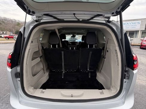 Used 2024 Chrysler Pacifica Touring-L image 4