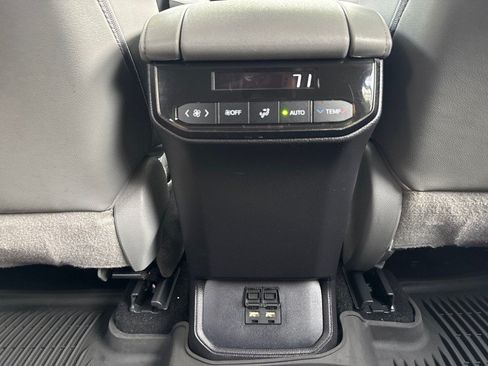 Used 2021 Toyota Highlander XLE AWD/4WD image 32