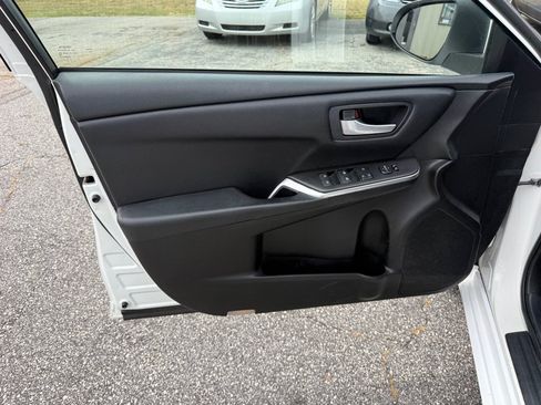 Used 2017 Toyota Camry SE FWD image 12