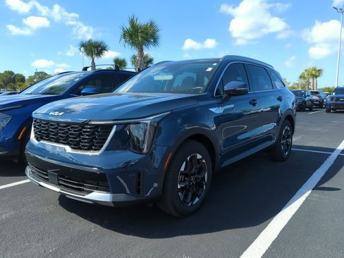 Certified 2025 Kia Sorento S w/ Panoramic Sunroof Package image 4