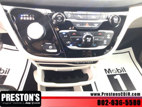 Used 2024 Chrysler Pacifica Touring-L FWD image 23