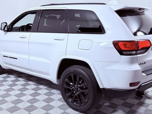 Used 2019 Jeep Grand Cherokee Altitude AWD/4WD image 5