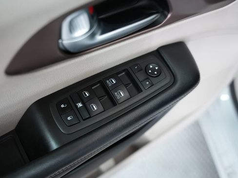 Used 2022 Chrysler Voyager LX FWD image 38