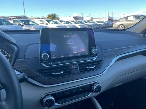 Used 2025 Nissan Altima 2.5 SV image 17