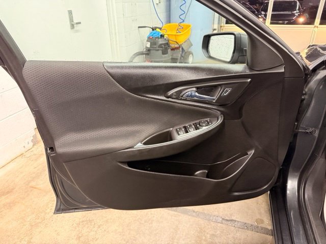 Used 2017 Chevrolet Malibu LT FWD image 11