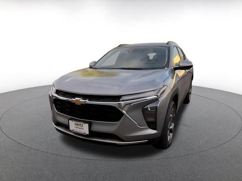Used 2025 Chevrolet Trax LT FWD image 7