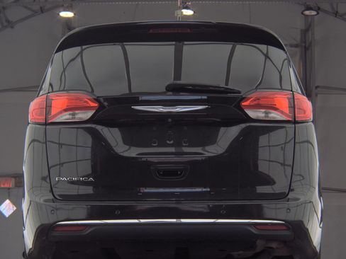 Used 2017 Chrysler Pacifica Touring-L image 4