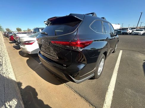 Used 2023 Toyota Highlander LE FWD image 4