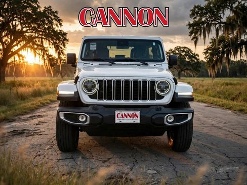 Used 2025 Jeep Wrangler Unlimited Sahara AWD/4WD image 5