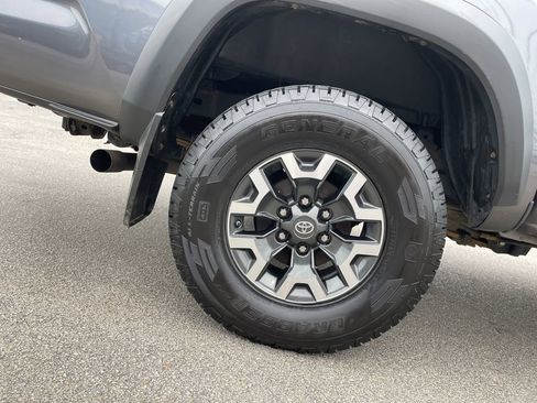 Used 2019 Toyota Tacoma TRD Off-Road w/ TRD Premium Off Road Package AWD/4WD image 12