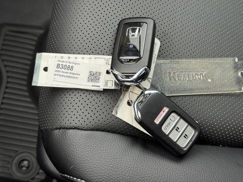 Used 2025 Honda Ridgeline RTL+ image 13