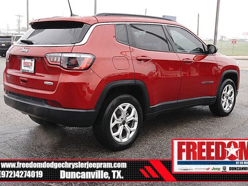 Used 2025 Jeep Compass Latitude AWD/4WD image 7