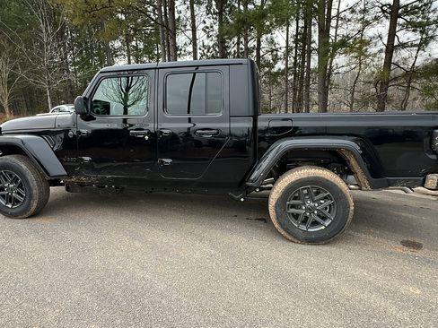 New 2026 Jeep Gladiator Sport AWD/4WD image 11