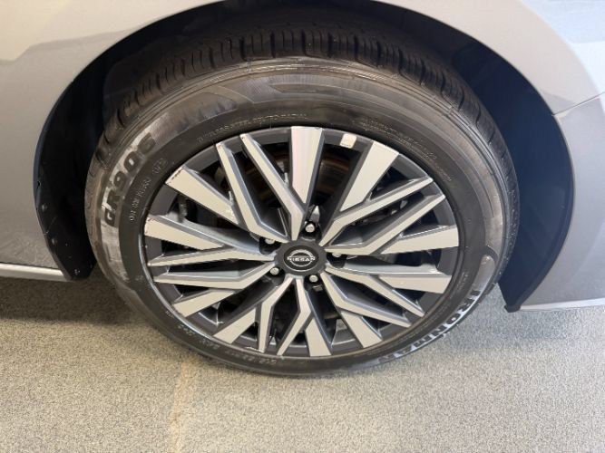 Used 2025 Nissan Altima 2.5 SV FWD image 10