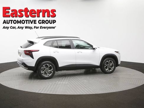 Used 2025 Chevrolet Trax LT FWD image 43