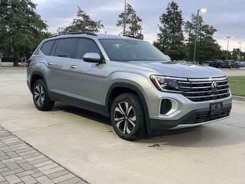 Used 2024 Volkswagen Atlas SE FWD image 2