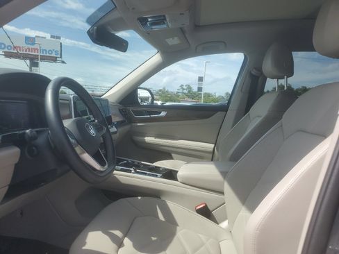 Used 2024 Volkswagen Atlas SE w/ Panoramic Sunroof Package FWD image 8