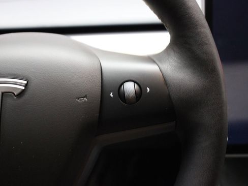 Used 2022 Tesla Model Y Long Range image 18