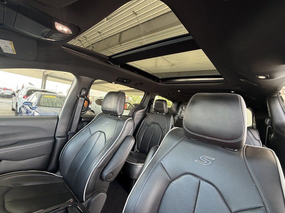 Used 2025 Chrysler Pacifica Limited FWD image 24