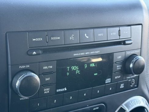 Used 2017 Jeep Wrangler Unlimited Rubicon w/ Connectivity Group image 11