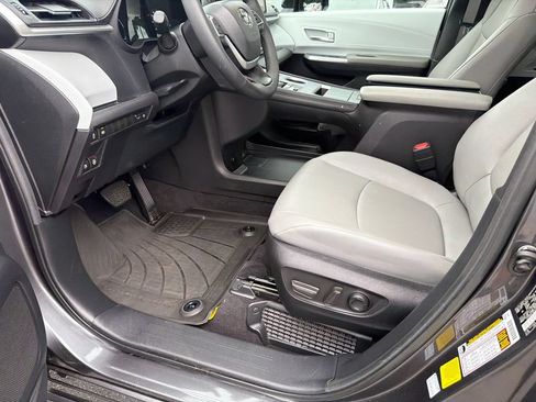 Used 2025 Toyota Sienna XLE FWD image 9